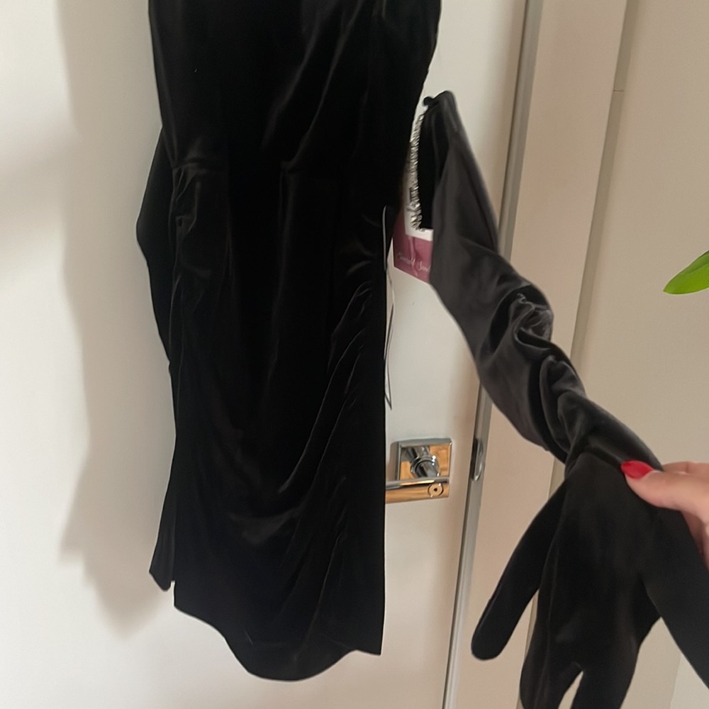 Black dress with rhinestone detail and gloves - Picture 3 of 4